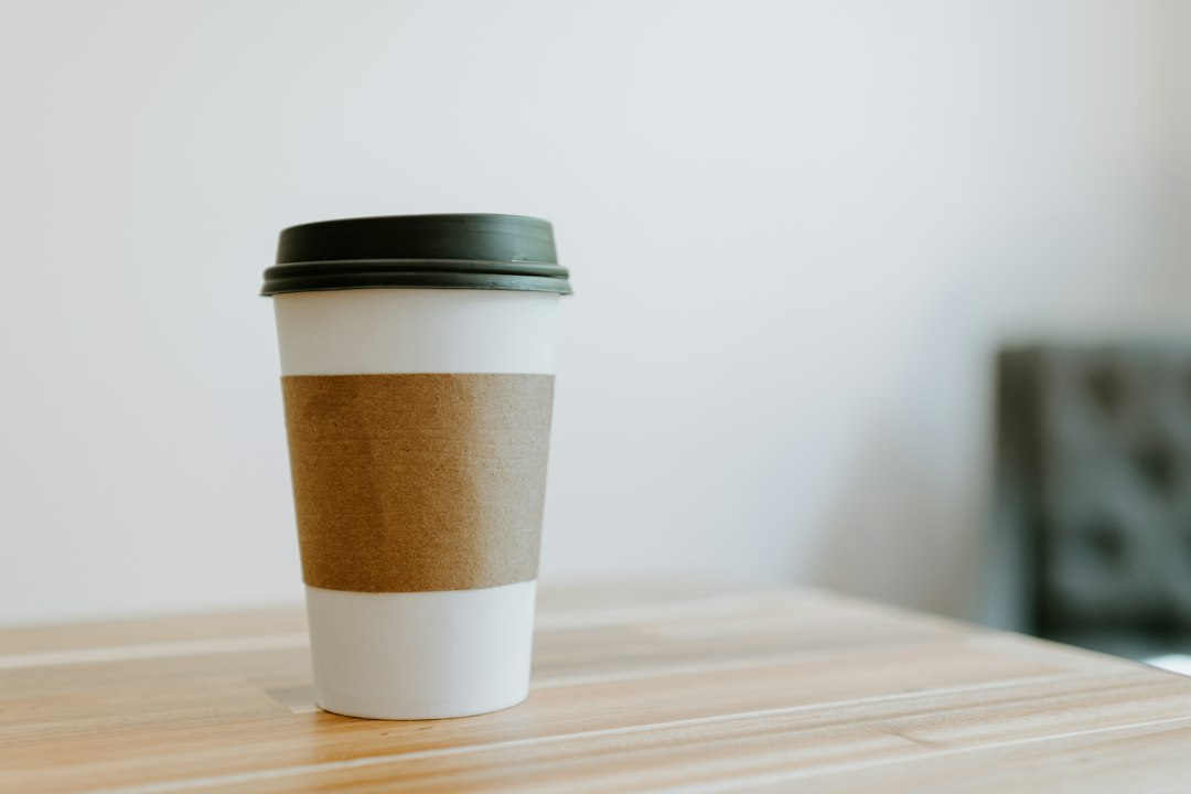 Cappuccino in een meeneembeker