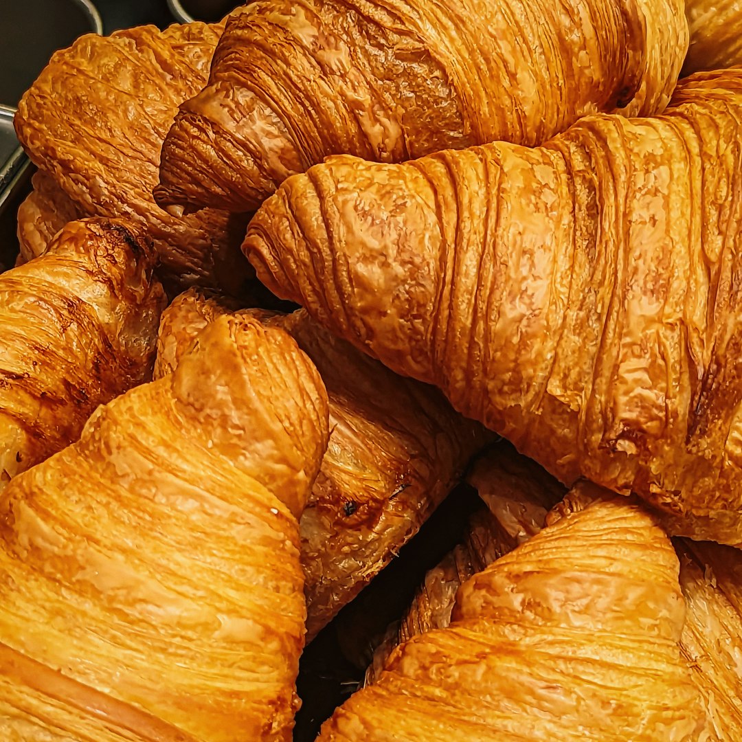 Mandje met croissants en koeken