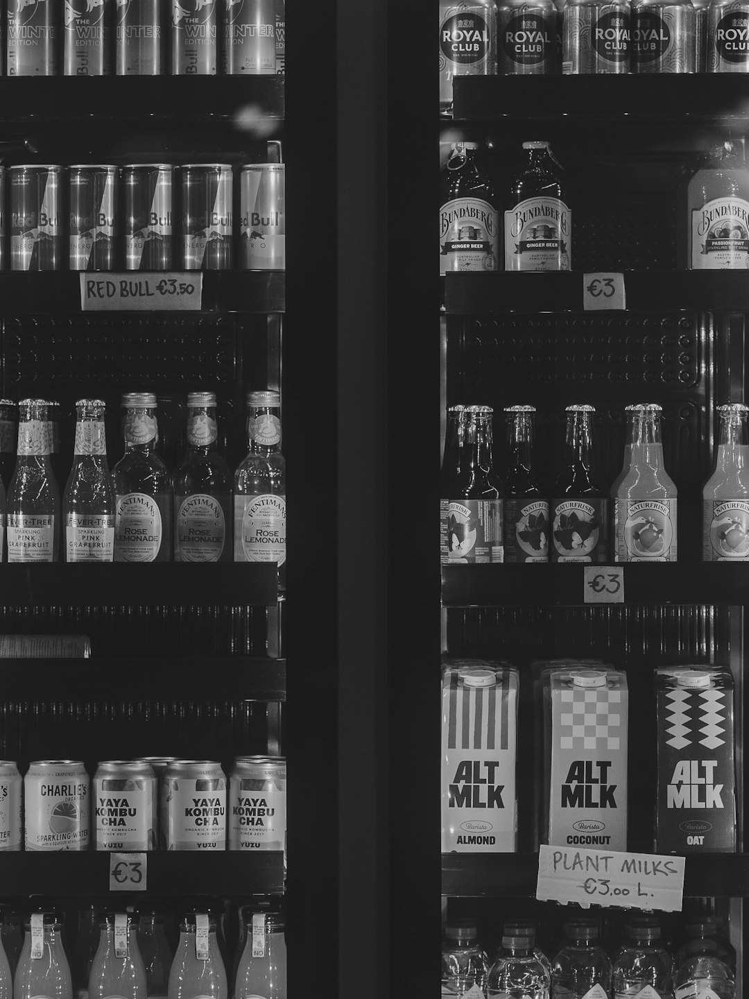 Gekoelde flesjes en blikjes in een frigo
