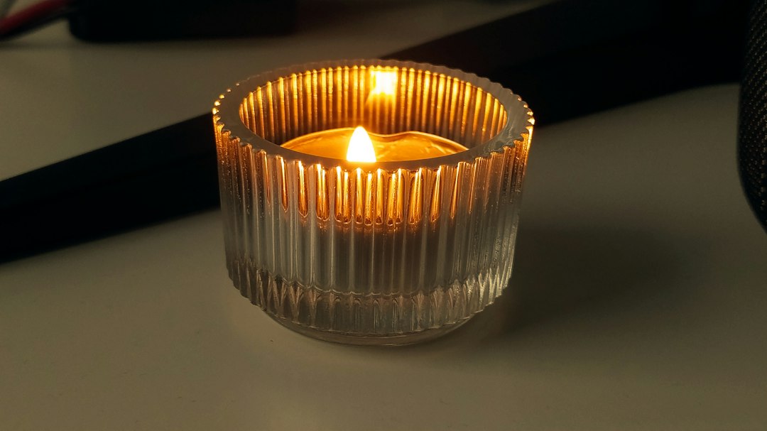 Brandende geurkaars in glas