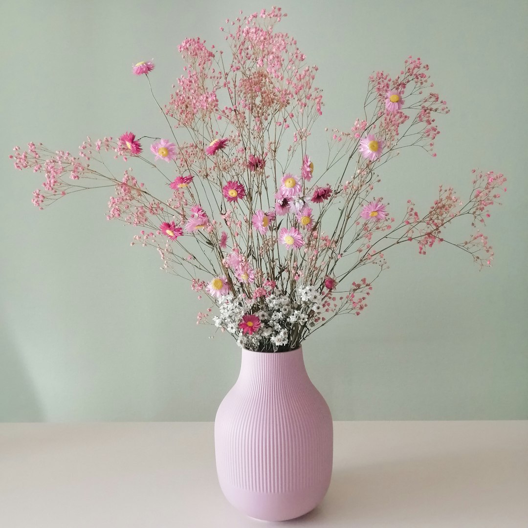 Droogbloemen in een keramisch vaasje