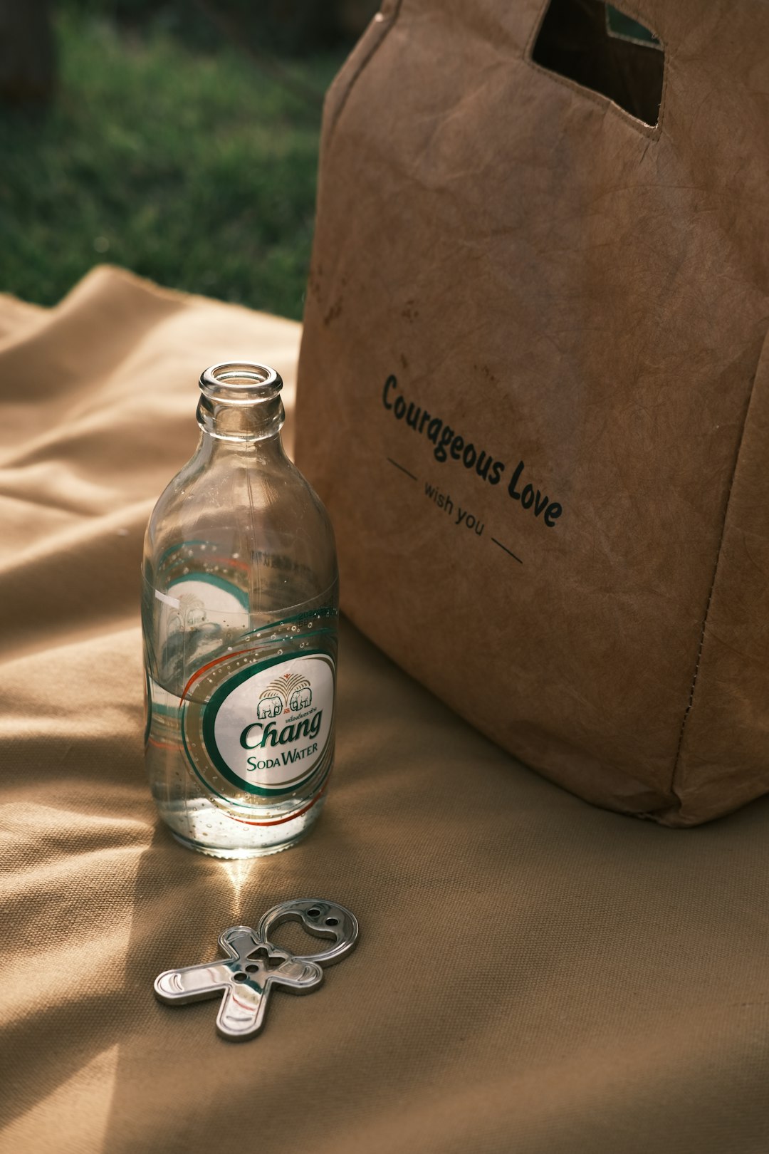 Drinkfles naast een katoenen tas