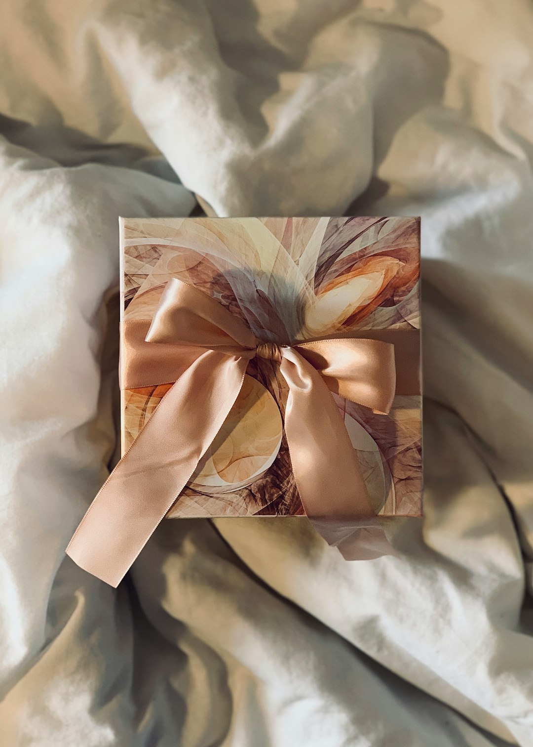 Ingepakt geschenkpakket met tas, schoteltje en droogbloemen